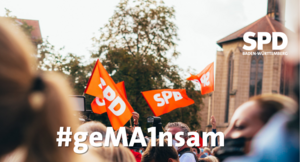 Eine Menschenmenge auf einem öffentlichen Platz, einige schwenken SPD-Fahnen. Unten steht in weißer Schrift: "#geMA1nsam". Oben rechts in weiß das Logo der SPD Baden-Württemberg.